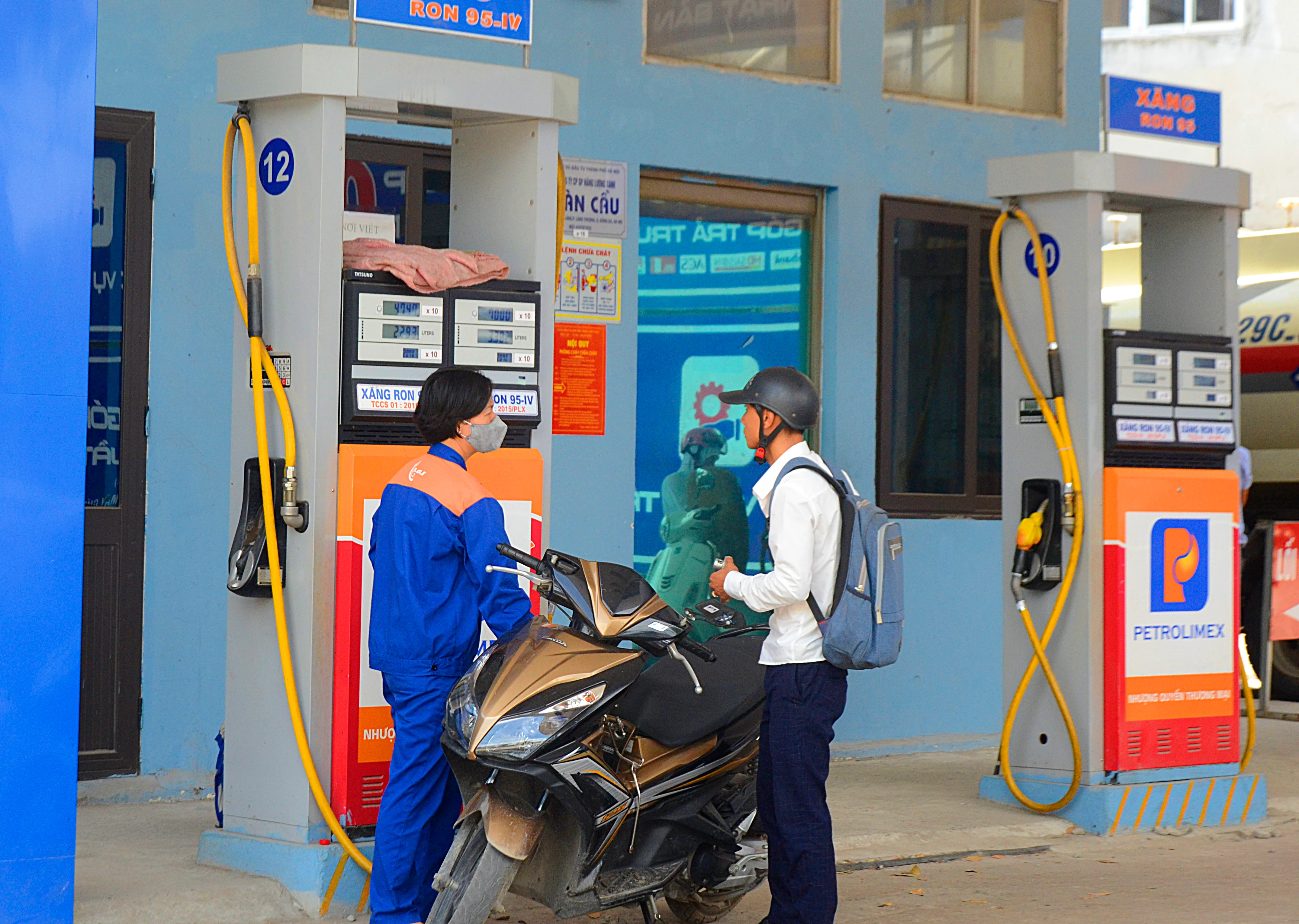 Hình ảnh xăng A95 đắt khách vẫn bị "ép" khai tử