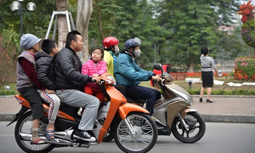 Vắng bóng CSGT, người dân “vô tư” vượt đèn đỏ ngày Tết