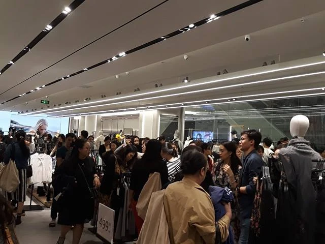 Mệt nhoài chờ thử đồ, thanh toán tại cửa hàng Zara Hà Nội