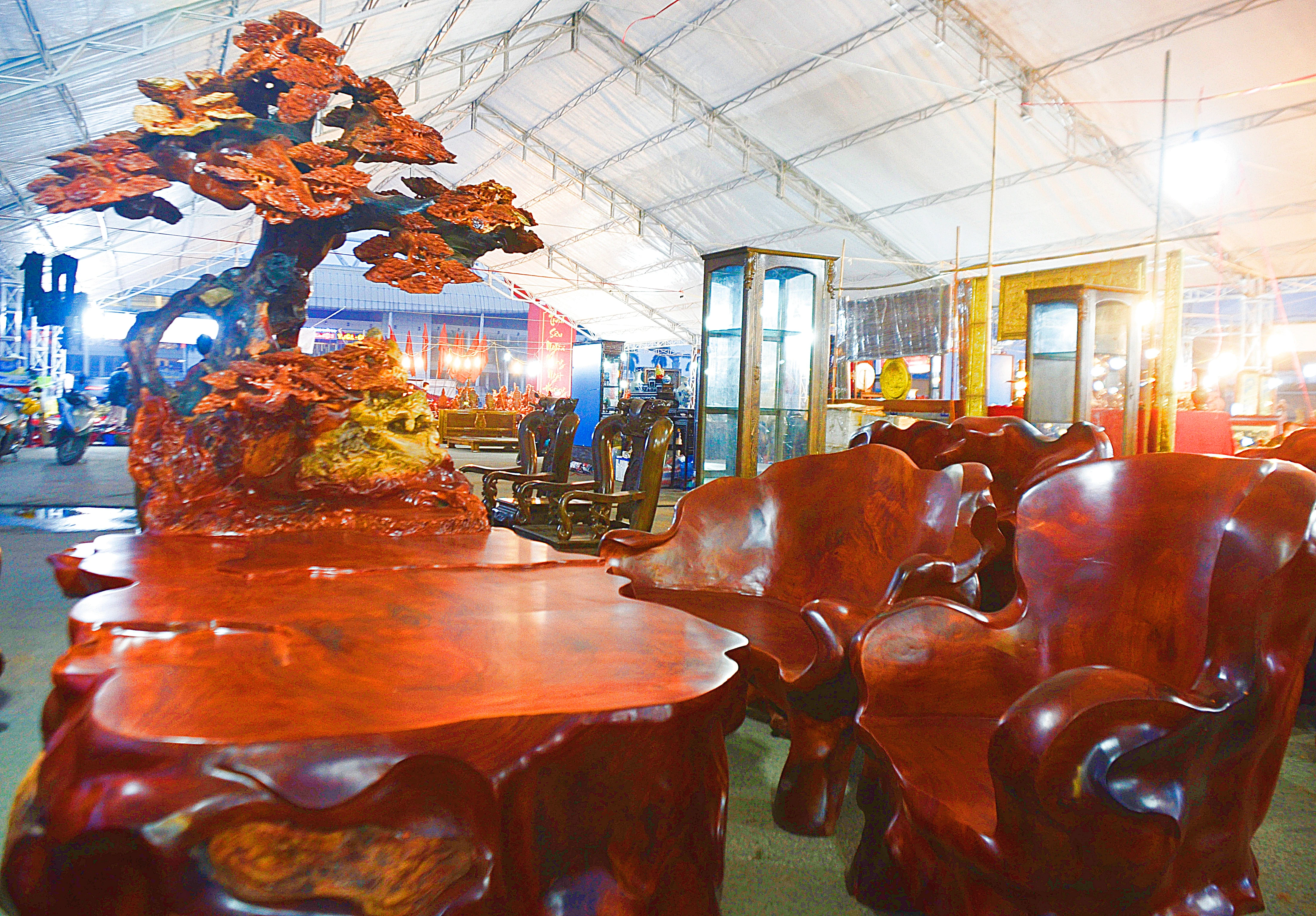 Ngắm bộ bàn ghế “mọc cây” siêu chất giá gần 1 tỷ đồng