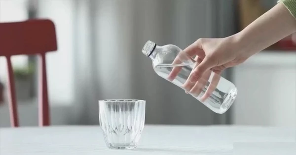 Video: Nước đóng chai nhiễm hạt nhựa nhiều hơn nước máy