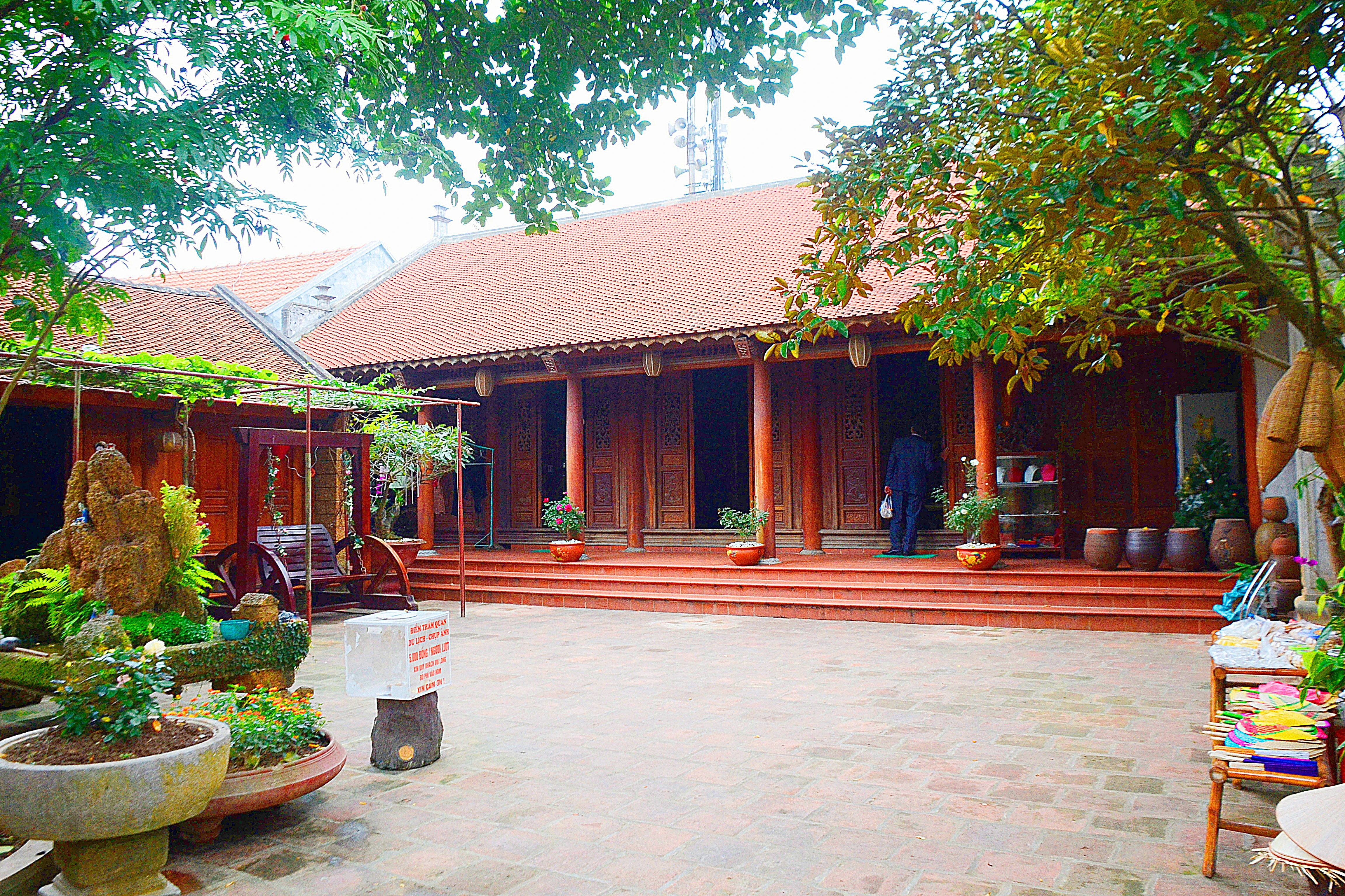 Ngắm nhà cổ khung gỗ kết hợp đá ong siêu lạ mắt ở Hà Nội