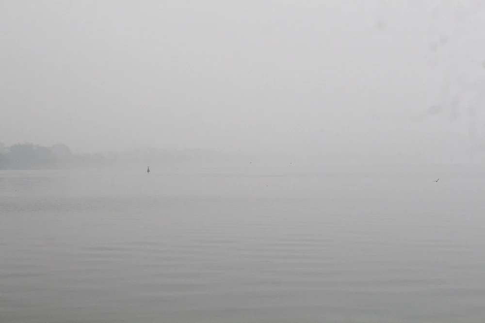 Cảnh hiếm thấy Hà Nội chìm trong sương mù giữa trưa