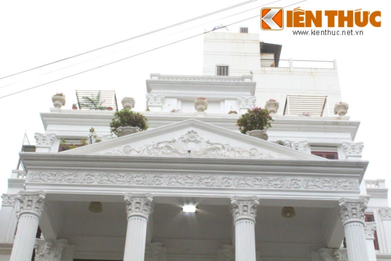 Ngắm biệt thự trắng tinh khôi nổi bật giữa phố cổ Hà Nội