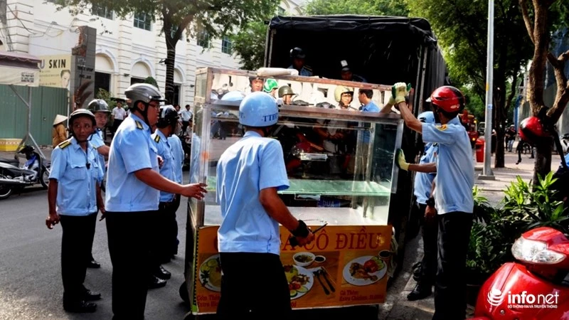 Quận 1 phá nhà công vụ lấn chiếm vỉa hè