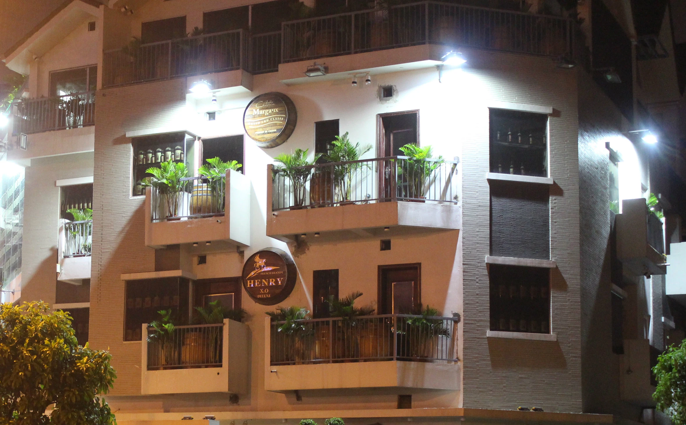 Ngắm biệt thự rượu vang độc lạ nhất Hà Nội