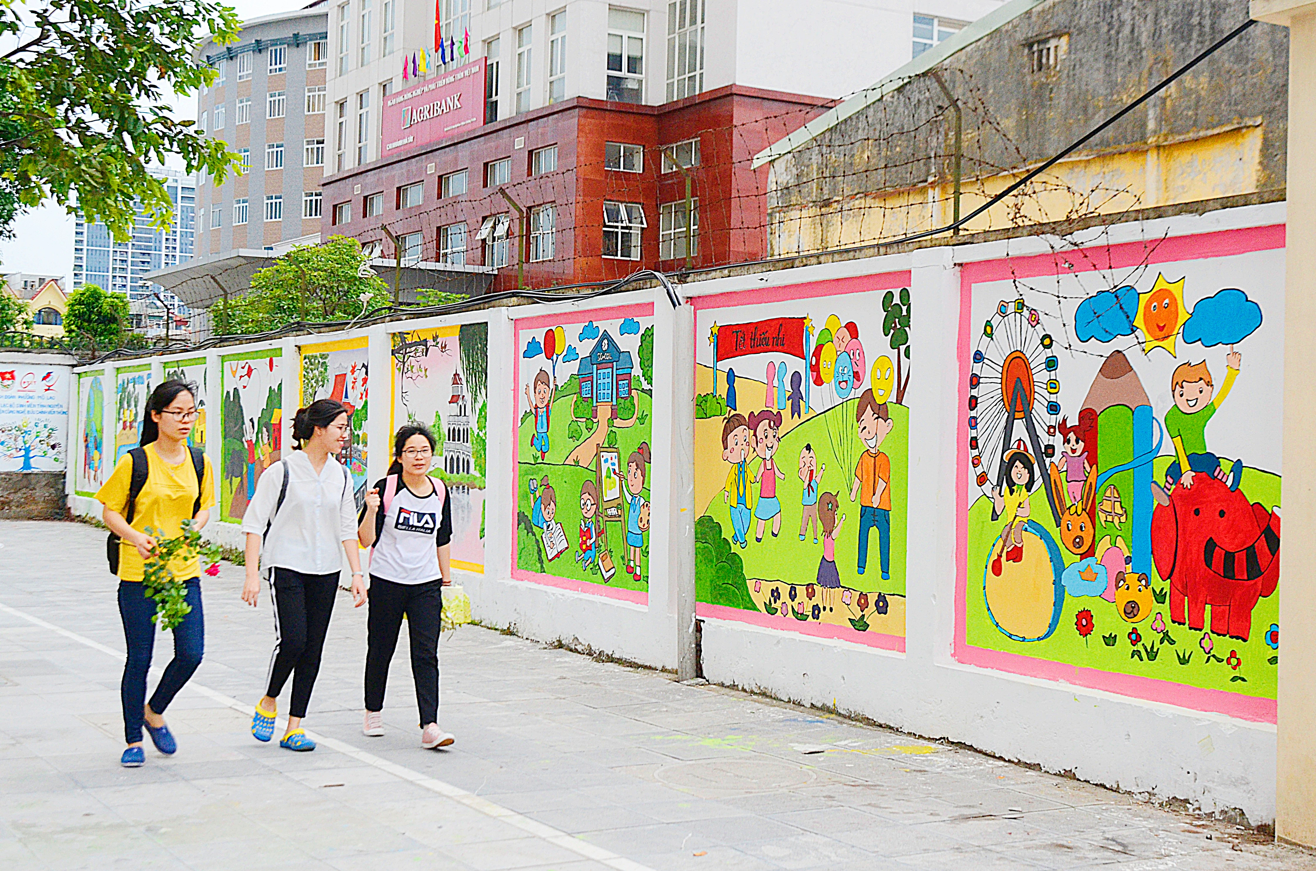 Ngắm đoạn đường bích họa rực rỡ màu sắc ở Mỗ Lao