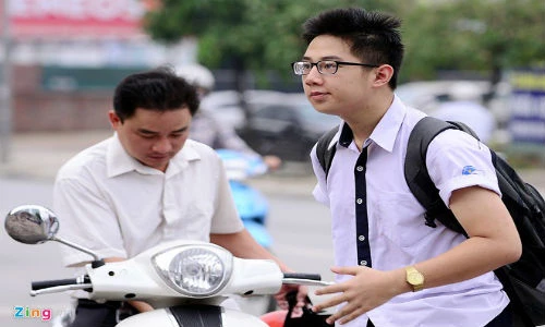 Hàng loạt HS thi vào lớp 10 không được vào thi vì... quần