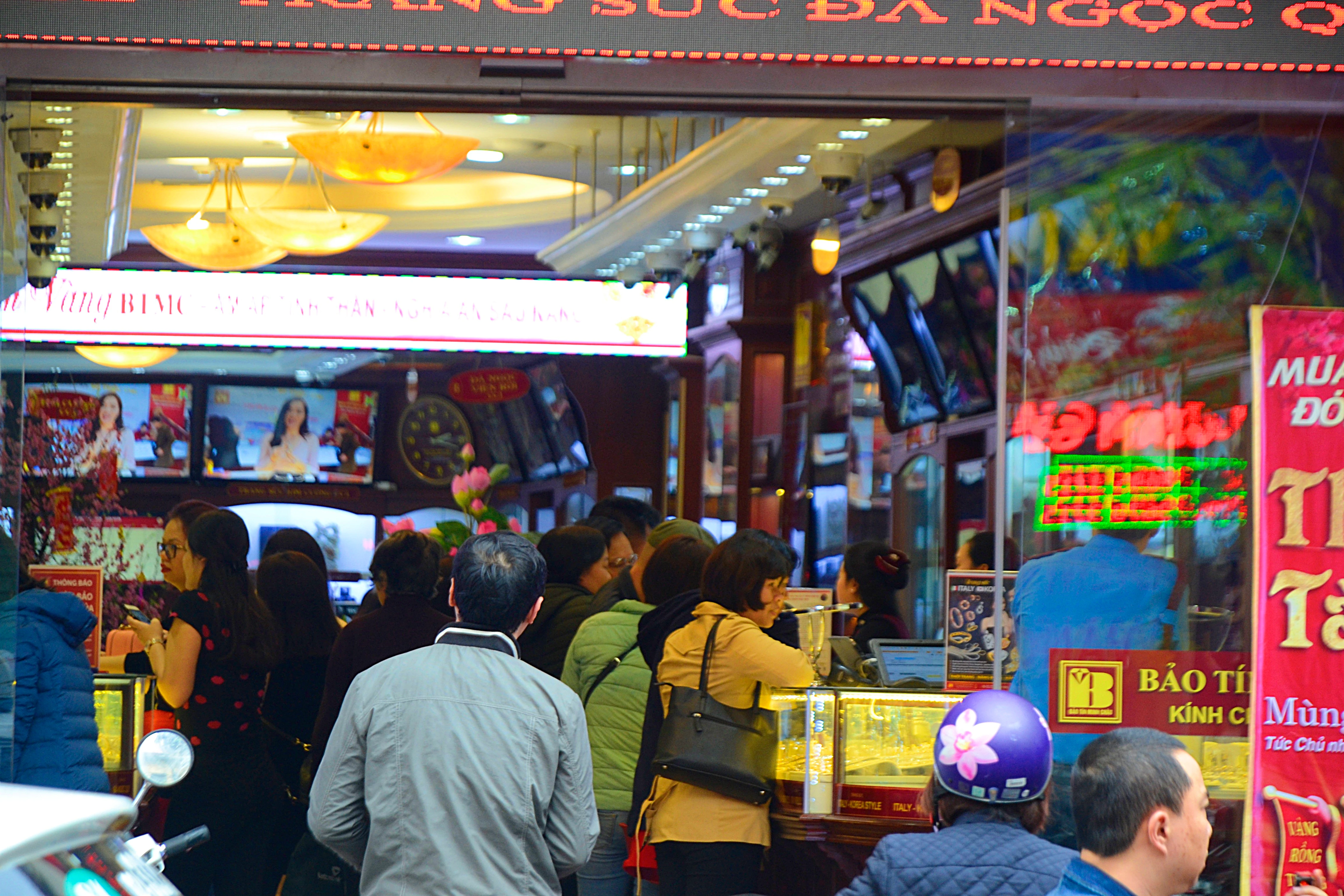 Cửa hàng vàng trước ngày Vía Thần tài: Nơi vắng vẻ, chỗ đông nghẹt