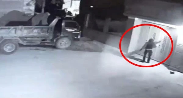 Video: Táo tợn phóng hỏa đốt xe ô tô của người dân trong đêm