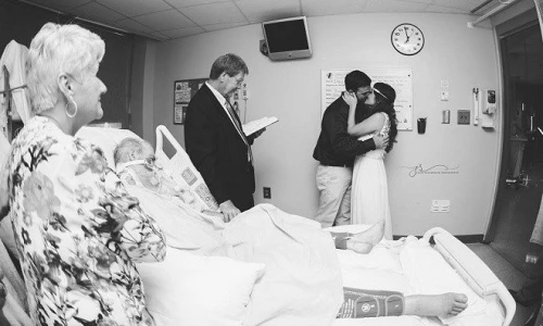 Con gái kết hôn bên giường bệnh của cha đang hấp hối