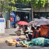 Người dân TP HCM vật vã dưới nắng nóng như 'đổ lửa'