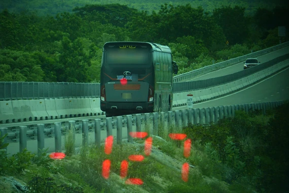 Xe chở 23 khách lao 130 km/h trên cao tốc