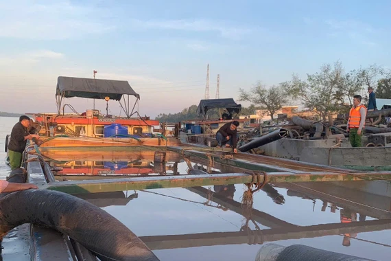 Bắt giữ nhiều phương tiện mua bán, tàng trữ cát trái phép ở Vĩnh Long