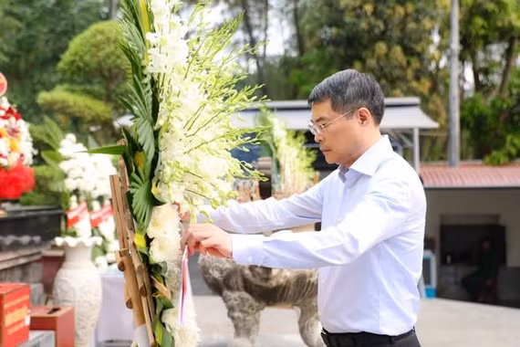 Thủ tướng Lê Minh Hưng dâng hương tưởng niệm tại Ngã ba Đồng Lộc