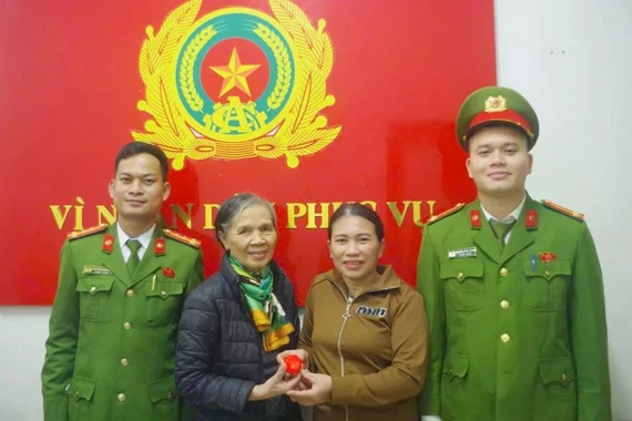 Người mua ve chai trả lại hơn 5 chỉ vàng trong tủ sắt