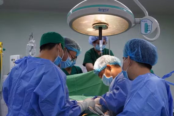 Cứu sống người đàn ông bị đinh bắn xuyên ổ bụng khi dọn nhà