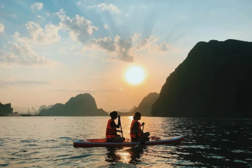 Đứng trên mạn thuyền hay bên bãi cát, du khách sẽ bắt gặp khung cảnh rực rỡ nhưng cũng rất đỗi nhẹ nhàng – một vẻ đẹp được ví như “khoảnh khắc trăm năm duyên một lần được gặp” giữa biển trời Cát Bà. Ảnh Checkin Việt Nam