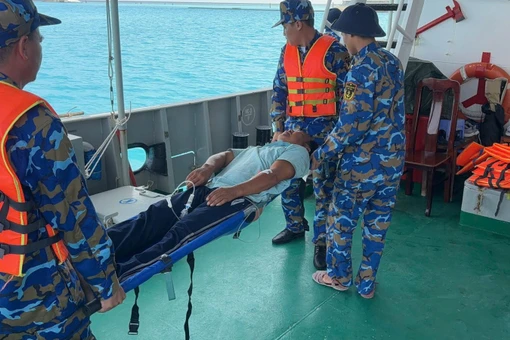 Tàu Hải quân hỗ trợ ngư dân gặp nạn tại quần đảo Trường Sa