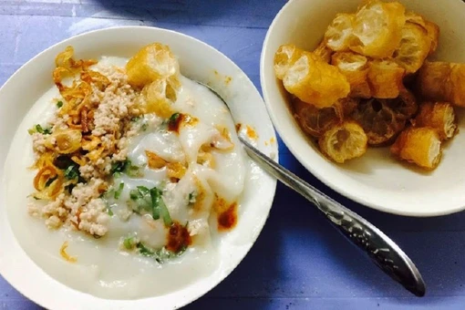 Cháo cay là món ăn không thể thiếu trong những ngày đông. Từ cháo lươn, cháo trai, cháo sườn đến cháo thập cẩm, tất cả đều được nâng tầm nhờ tương ớt chưng đặc trưng của từng quán. Từng thìa cháo sánh mịn, ngọt từ xương ninh, thơm hành phi giòn rụm, quyện vị cay nồng tạo cảm giác ấm áp từ trong ra ngoài. Ảnh MIA