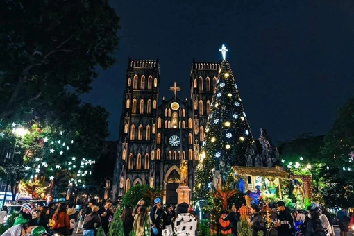 Trái tim của mùa Giáng sinh ở Hà Nội nằm ở Nhà thờ Lớn và khu vực Hồ Hoàn Kiếm. Từ đầu tháng 12, quảng trường trước nhà thờ đã được trang hoàng bằng hàng ngàn ánh đèn, hang đá Giáng sinh và cây thông khổng lồ, thu hút đông đảo du khách đến tham quan, chụp ảnh. Đêm 24/12, dòng người đổ về nhà thờ để dự lễ, hòa mình vào không khí lễ hội với những bản thánh ca vang vọng trong tiết trời se lạnh. Ảnh Nguyễn Văn Bình