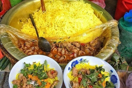 Món bún sắc vàng nghệ, hương vị bình dân níu chân du khách ở Huế