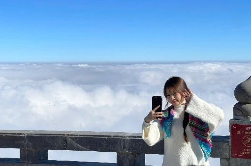 Với giới nhiếp ảnh, săn mây và đón bình minh trên đỉnh Fansipan luôn nằm trong danh sách những trải nghiệm “phải thử” ít nhất một lần. Khoảnh khắc ánh sáng đầu ngày xuyên qua mây, làm lộ ra từng lớp núi nhấp nhô của dãy Hoàng Liên Sơn mang đến cảm giác choáng ngợp, khó diễn tả bằng lời.