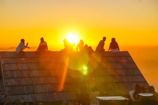 Tà Xùa mê hoặc du khách với mái nhà gỗ giữa biển mây Tây Bắc