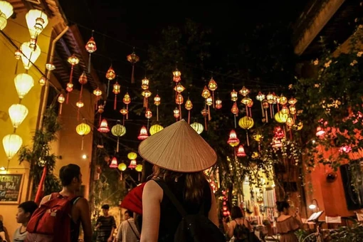 View - Ngắm phố cổ Hội An bừng sáng trong đêm Trung thu ngập sắc đèn lồng | Báo Tri thức và Cuộc sống - TIN TỨC PHỔ BIẾN KIẾN THỨC 24H