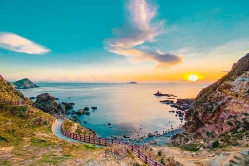 Trong đó, Kỳ Co – Eo Gió được nhiều du khách quốc tế ví như “Maldives của Việt Nam” nhờ làn nước màu ngọc bích và địa hình biển độc đáo. Ảnh haloquynhontravel