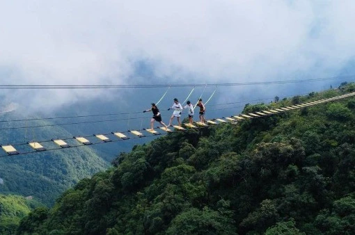 Cầu kính Rồng Mây hút khách với loạt trải nghiệm mạo hiểm