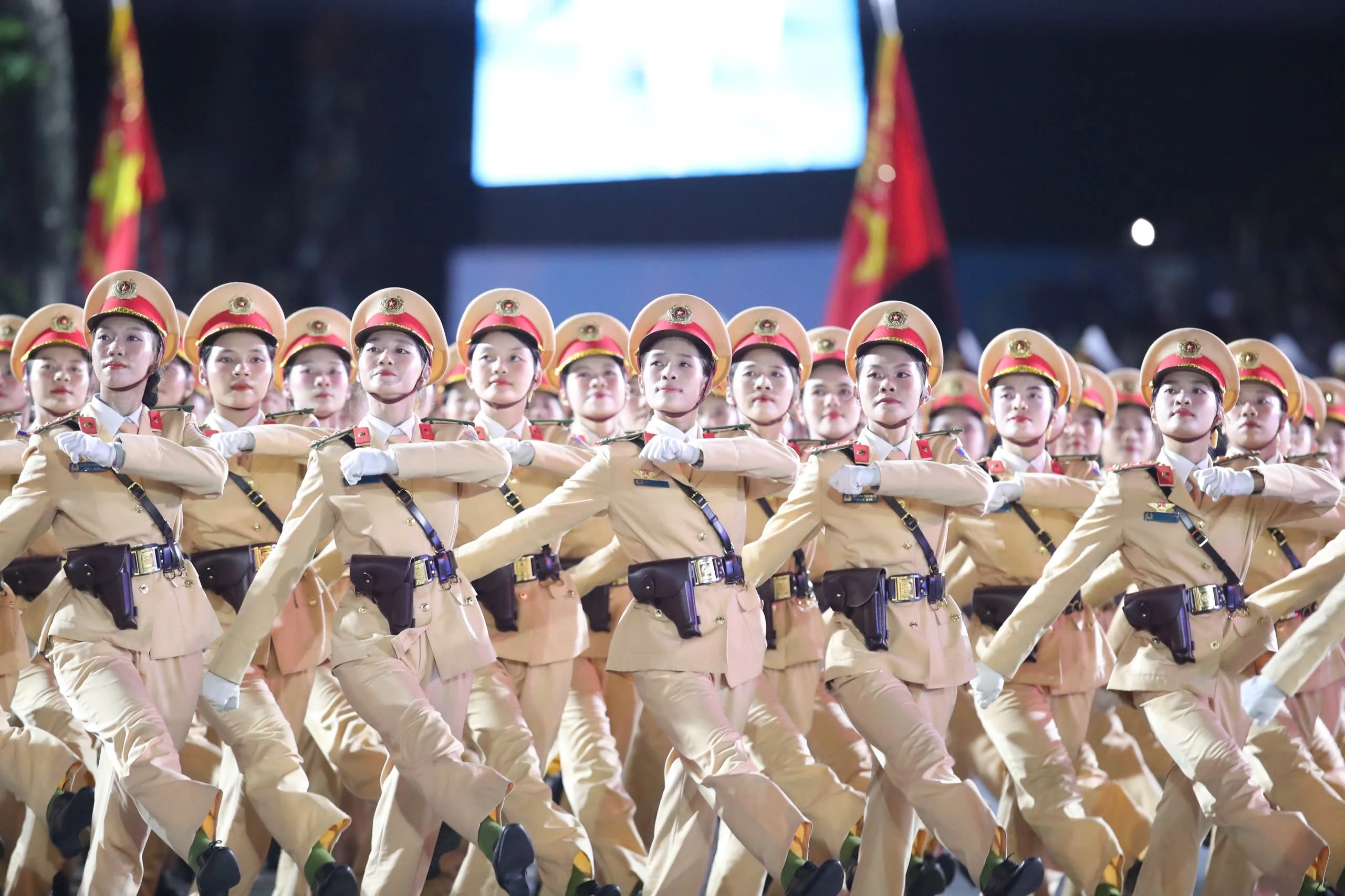 Ấn tượng màn diễu binh đêm sơ duyệt của lực lượng Công an nhân dân