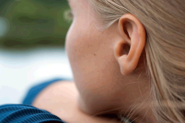 6. Mất thính giác: Thùy thái dương, nằm ở phần giữa dưới của vỏ não phía sau thái dương, chịu trách nhiệm xử lý khả năng nghe âm thanh, cũng như khả năng hiểu ngôn ngữ của con người. Nếu bạn bị mất thính lực từ 1 bên hoặc cảm giác ù tai liên tục thì cần sớm đến các cơ sở uy tín để được khám và tư vấn.