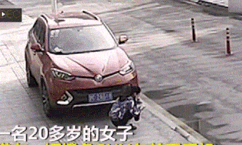 Mai nghich dien thoai, co gai bi o to dam ket duoi gam