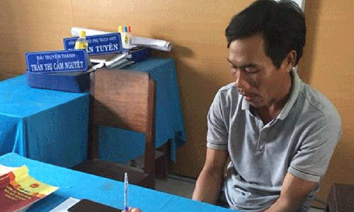 Cha duong xam hai con gai nhieu lan khi me vang nha