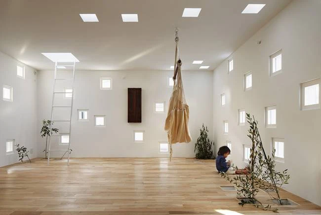 Vợ chồng khuyết tật làm nhà "lạ" cạnh ngã ba khiến cả phố lác mắt