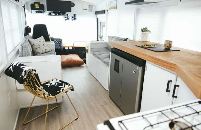 Những ngôi nhà độc đáo được chế tạo từ máy bay, tàu hỏa