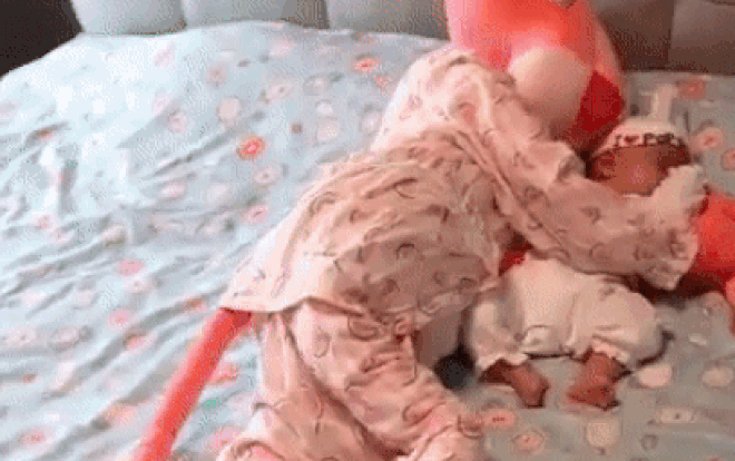 Gau bong duoc mac quan ao cua me roi nam om be ngu