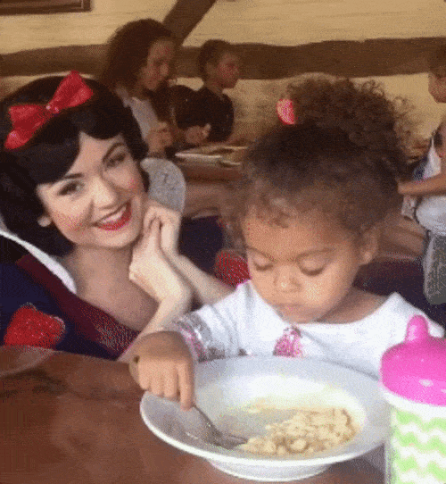 Cô là ai? Cô nhìn tôi có giống đang quan tâm lắm không?