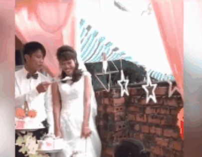 Chet cuoi chu re troll co dau ngay tren san khau dam cuoi