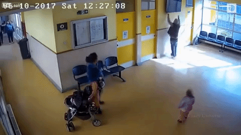 Dua vo con di kham, chong 