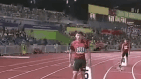 Ngày 8/12, hình ảnh VĐV điền kinh Trần Nhật Hoàng (19 tuổi) thể hiện điệu "múa quạt" trước khi bước vào thi đấu khiến nhiều dân mạng thích thú. Sau đó, anh xuất sắc giành HCV nội dung chạy 400 m với thành tích 46 giây 56.