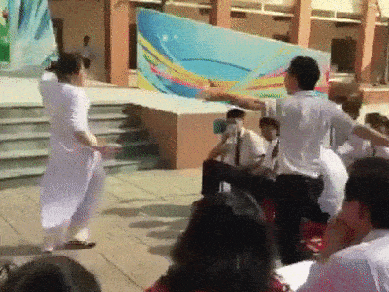 Cẩm Vân và bạn không ngại nhảy nhiệt tình giữa toàn trường. Ảnh cắt từ clip.