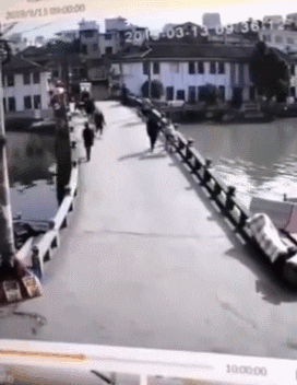 Cãi nhau, người đàn ông thẳng tay đẩy vợ xuống sông Cai nhau, nguoi dan ong thang tay day vo xuong song