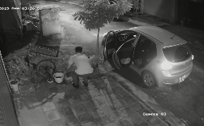 Di xe sang, nguoi dan ong trom cay canh trong dem toi