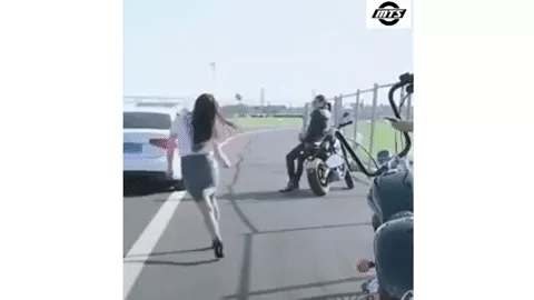 Gai xinh tung cu da than sau trung tri lai xe hanh dong 