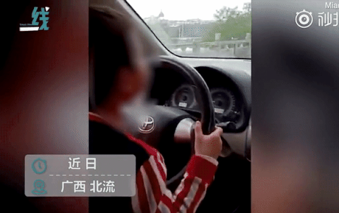 Bo de con trai 4 tuoi cam lai o to vi ly do kho chap nhan nay