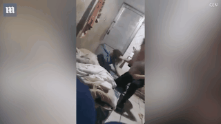 Bé gái 3 tuổi bị mẹ túm tóc nhấc bổng lên trời chỉ vì không tìm được chiếc máy tính bảng.