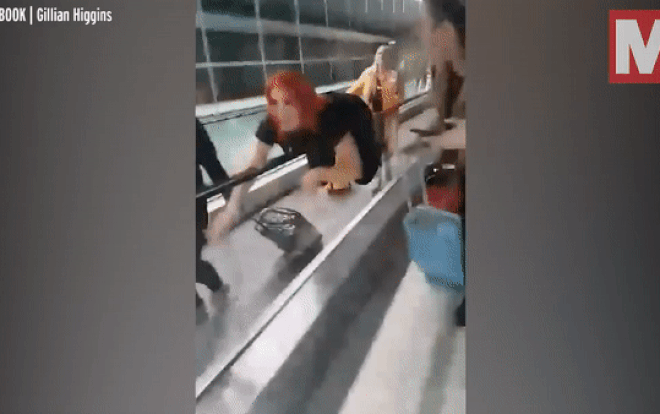 Chan di bo, co gai choi tro 'luot thang cuon' tai san bay