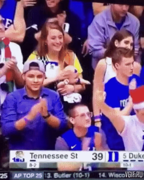 Vui quá nên quên mất là đang bế con thôi mà.